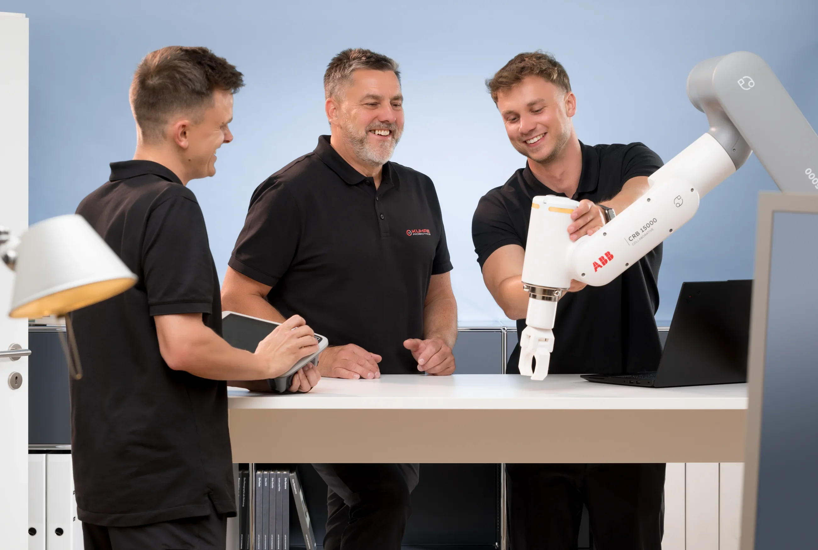 Das Team von Kuhre Robotics an einem Roboter